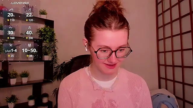 Snapshot of KateCuddle chatting on 05/19/26, 02:07 KateCuddle online show from 05/19/26, 02:07