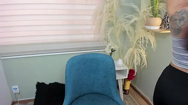 Snapshot of julieta_evans_ chatting on 11/13/25, 09:58 julieta evans online show from 11/13/25, 09:58