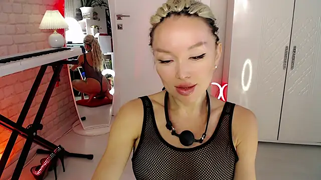 WhiteBunny online show from 11/06/25, 02:18