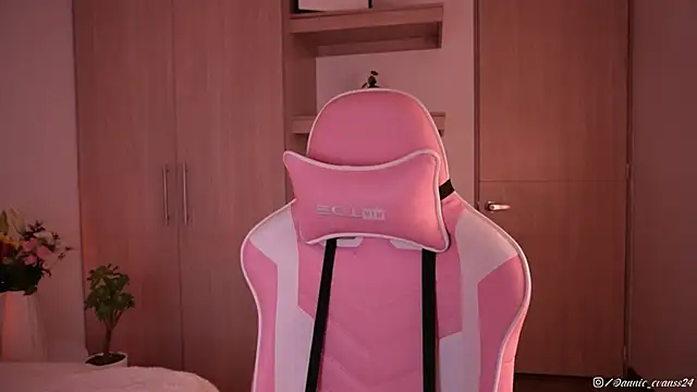 Snapshot of annie24_evans chatting on 03/05/25, 11:05 annie24 evans online show from 03/05/25, 11:05