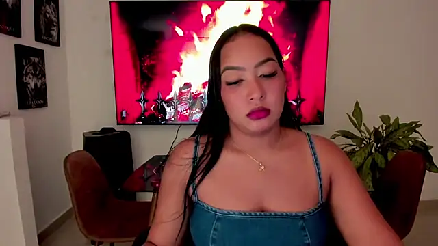 Snapshot of brunetenikole02 chatting on 10/20/25, 02:01 brunetenikole02 online show from 10/20/25, 02:01