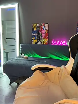 julia fly online show from 10/06/25, 10:12