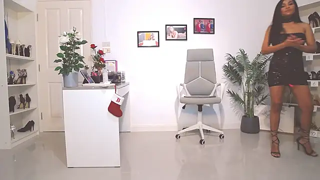 Snapshot of Hotbeebee chatting on 01/15/25, 12:51 Hotbeebee online show from 01/15/25, 12:51