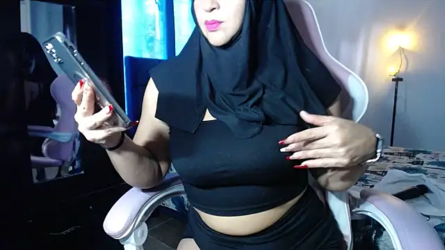 Snapshot of Jameela chatting on 02/07/25, 06:56 Jameela online show from 02/07/25, 06:56