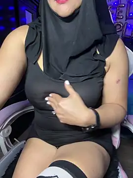 Snapshot of Jameela chatting on 10/14/25, 09:04 Jameela online show from 10/14/25, 09:04