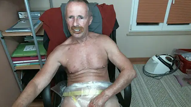 Snapshot of olibrius71 chatting on 03/14/25, 08:06 olibrius71 online show from 03/14/25, 08:06