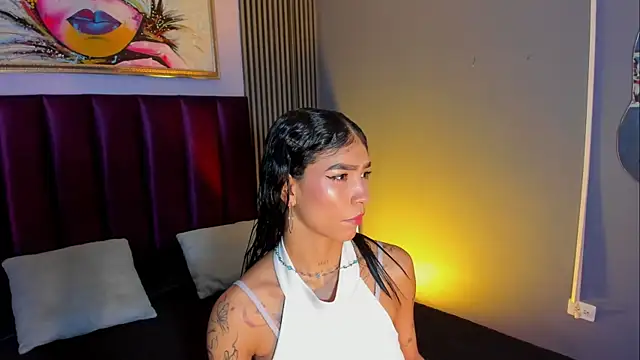 LauraAristizabal online show from 04/21/26, 12:44