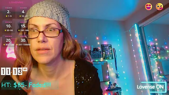 Snapshot of EmmaIsHere chatting on 12/26/24, 06:12 EmmaIsHere online show from 12/26/24, 06:12