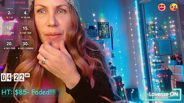 Snapshot of EmmaIsHere chatting on 12/27/24, 11:21 EmmaIsHere online show from 12/27/24, 11:21
