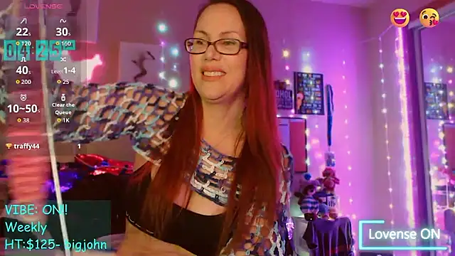 Snapshot of EmmaIsHere chatting on 12/19/25, 11:23 EmmaIsHere online show from 12/19/25, 11:23