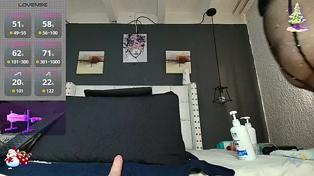 Snapshot of hazel_milf chatting on 12/17/25, 12:33 hazel milf online show from 12/17/25, 12:33