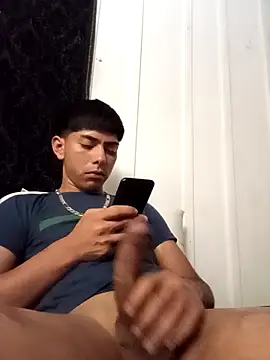 Snapshot of SEBASTHIAN chatting on 12/21/25, 05:03 SEBASTHIAN online show from 12/21/25, 05:03