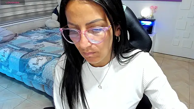 Snapshot of alma_blue chatting on 05/21/26, 08:27 alma blue online show from 05/21/26, 08:27