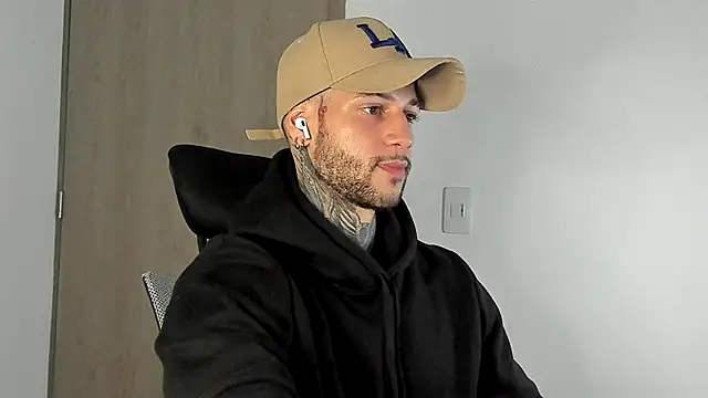  jamesleandros1 online show from 12/22/25, 01:13