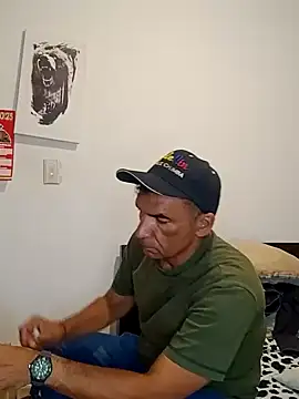 Snapshot of Daddy1972 chatting on 02/02/25, 10:28 Daddy1972 online show from 02/02/25, 10:28