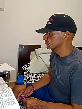 Snapshot of Daddy1972 chatting on 02/05/25, 05:42 Daddy1972 online show from 02/05/25, 05:42