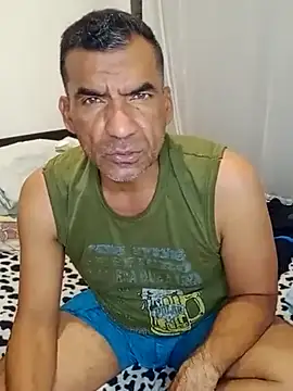 Snapshot of Daddy1972 chatting on 02/14/25, 08:37 Daddy1972 online show from 02/14/25, 08:37