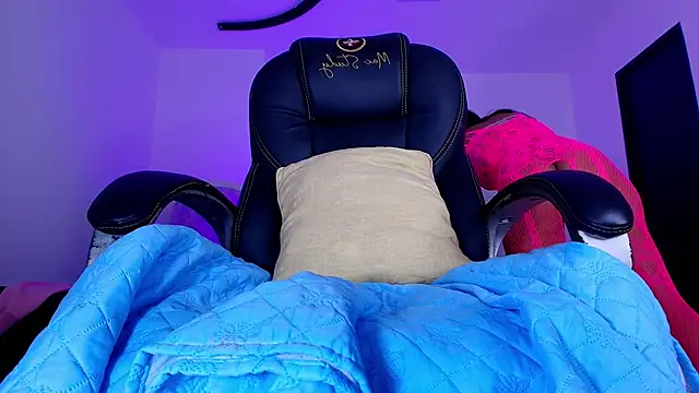 naomi kyse online show from 04/17/26, 03:09