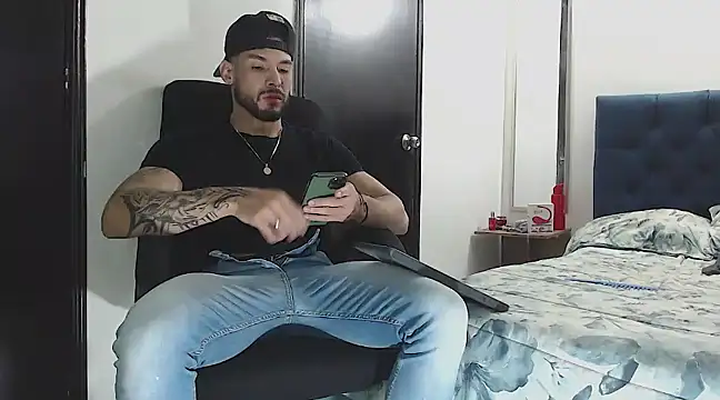 Snapshot of danielconor_26 chatting on 12/27/24, 12:50 danielconor 26 online show from 12/27/24, 12:50