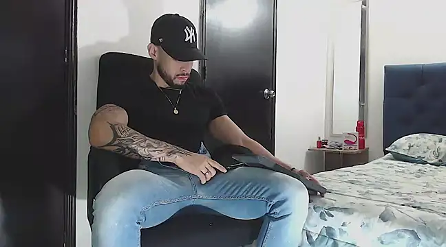 Snapshot of danielconor_26 chatting on 12/27/24, 02:12 danielconor 26 online show from 12/27/24, 02:12