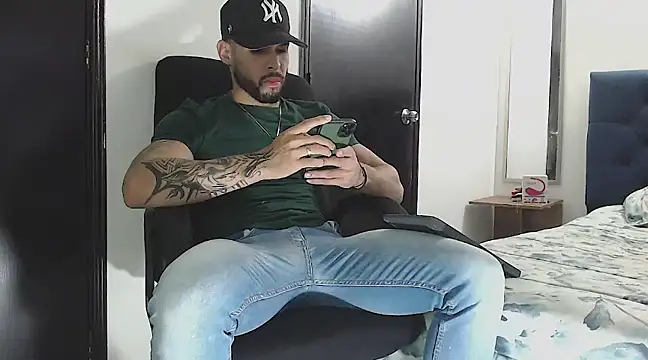 Snapshot of danielconor_26 chatting on 12/28/24, 12:04 danielconor 26 online show from 12/28/24, 12:04