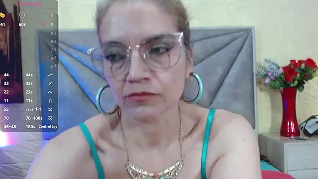 Snapshot of Esmeralda_oikos chatting on 11/21/25, 04:00 Esmeralda oikos online show from 11/21/25, 04:00