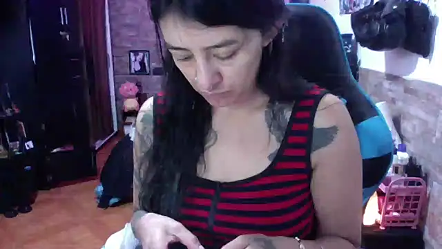 Snapshot of AngelaQueen_ chatting on 06/03/26, 04:01 AngelaQueen online show from 06/03/26, 04:01