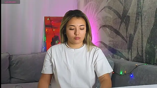 Snapshot of lily__foster chatting on 12/23/24, 02:28 lily  foster online show from 12/23/24, 02:28