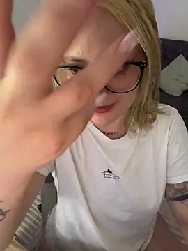 Megan lu2 online show from 04/15/26, 02:02