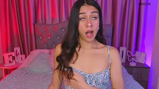 Snapshot of Emiily_Scott1 chatting on 06/03/26, 12:35 Emiily Scott1 online show from 06/03/26, 12:35