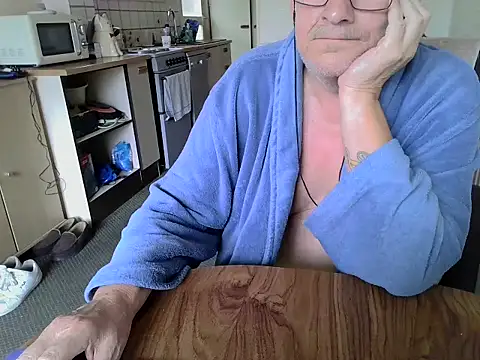 Snapshot of daddyflash chatting on 09/18/25, 09:00 daddyflash online show from 09/18/25, 09:00