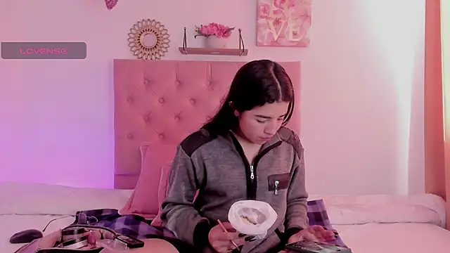 Snapshot of aliice_walker_ chatting on 12/05/24, 12:22 aliice walker  online show from 12/05/24, 12:22