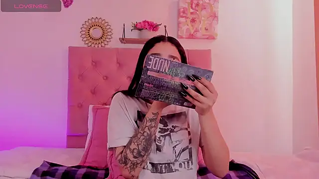 Snapshot of aliice_walker_ chatting on 12/06/24, 12:27 aliice walker  online show from 12/06/24, 12:27