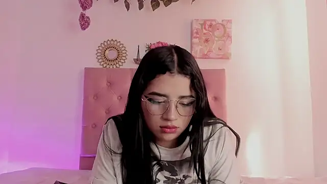 Snapshot of aliice_walker_ chatting on 12/06/24, 03:33 aliice walker  online show from 12/06/24, 03:33