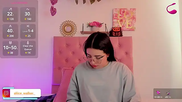 Snapshot of aliice_walker_ chatting on 12/07/24, 12:56 aliice walker  online show from 12/07/24, 12:56