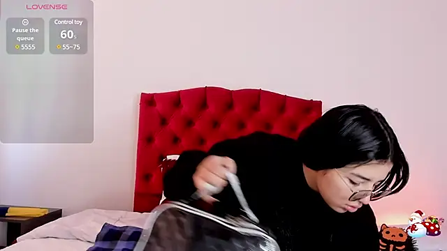 Snapshot of aliice_walker_ chatting on 12/11/24, 01:28 aliice walker  online show from 12/11/24, 01:28