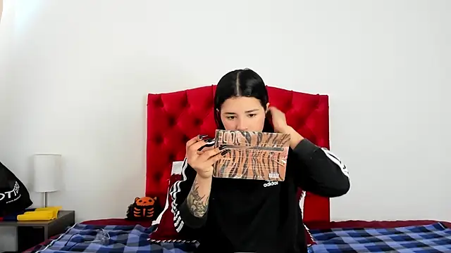 Snapshot of aliice_walker_ chatting on 12/14/24, 12:44 aliice walker  online show from 12/14/24, 12:44