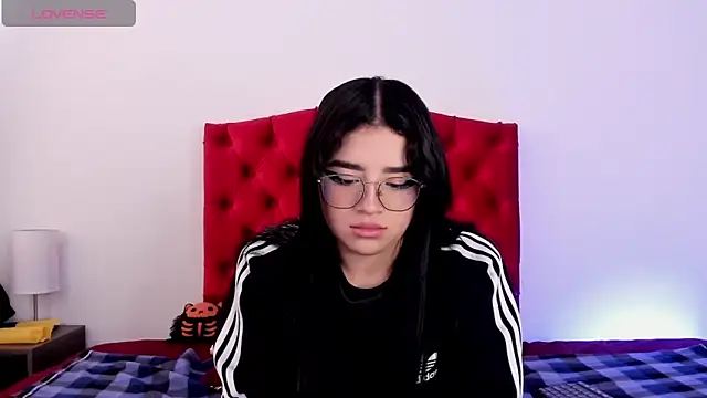 Snapshot of aliice_walker_ chatting on 12/14/24, 03:47 aliice walker  online show from 12/14/24, 03:47