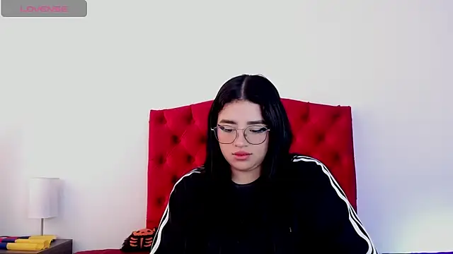 Snapshot of aliice_walker_ chatting on 12/14/24, 06:52 aliice walker  online show from 12/14/24, 06:52