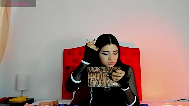 Snapshot of aliice_walker_ chatting on 12/17/24, 12:33 aliice walker  online show from 12/17/24, 12:33