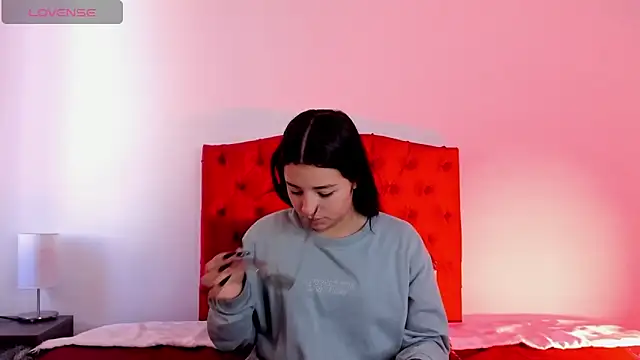 Snapshot of aliice_walker_ chatting on 12/20/24, 12:27 aliice walker  online show from 12/20/24, 12:27