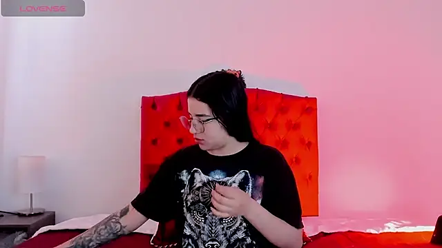 Snapshot of aliice_walker_ chatting on 12/21/24, 01:32 aliice walker  online show from 12/21/24, 01:32