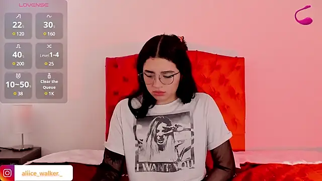 Snapshot of aliice_walker_ chatting on 12/23/24, 01:03 aliice walker  online show from 12/23/24, 01:03