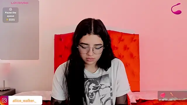 Snapshot of aliice_walker_ chatting on 12/23/24, 04:06 aliice walker  online show from 12/23/24, 04:06