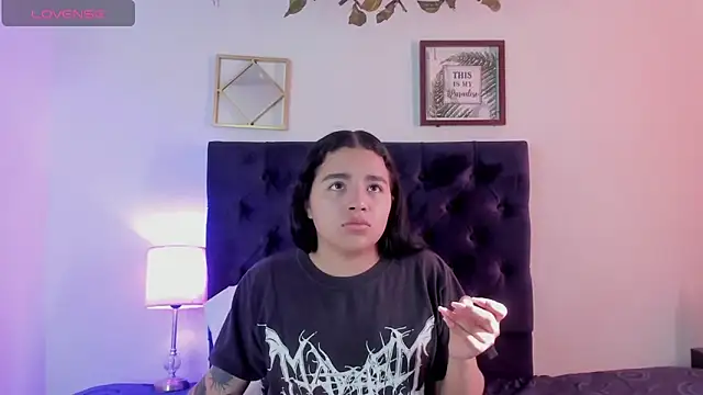 Snapshot of aliice_walker_ chatting on 02/18/25, 01:11 aliice walker  online show from 02/18/25, 01:11