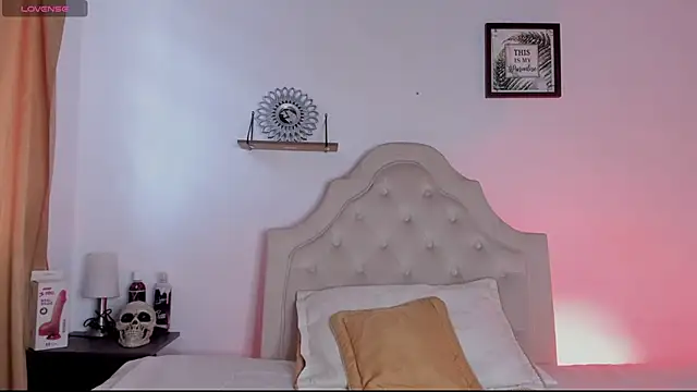 Snapshot of aliice_walker_ chatting on 09/15/25, 01:33 aliice walker  online show from 09/15/25, 01:33