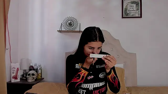 Snapshot of aliice_walker_ chatting on 10/01/25, 12:44 aliice walker  online show from 10/01/25, 12:44