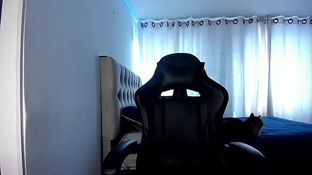 Snapshot of aliice_walker_ chatting on 10/22/25, 12:49 aliice walker  online show from 10/22/25, 12:49