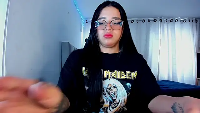 Snapshot of aliice_walker_ chatting on 10/28/25, 01:03 aliice walker  online show from 10/28/25, 01:03