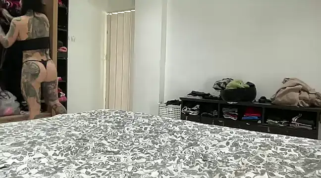 claudiacvc95 online show from 12/08/24, 07:37